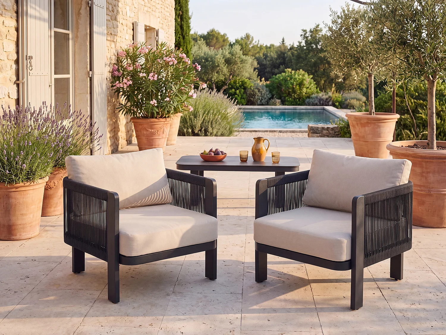 Conjunto de 2 sillones de jardín de aluminio y cuerda - Negro con cojines beige - HELYSI de MYLIA