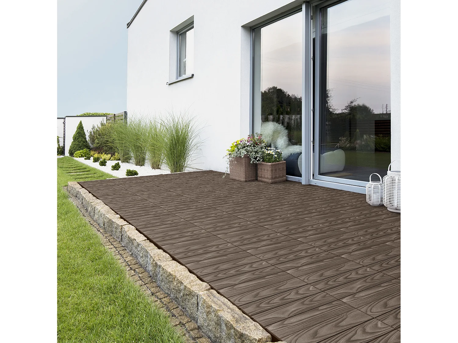 ECD Germany Piastrelle per terrazze wpc 30x30 cm marrone scuro set 55 pz 5 m² effetto legno con drenaggio clic per balconi giardini pavimenti esterni