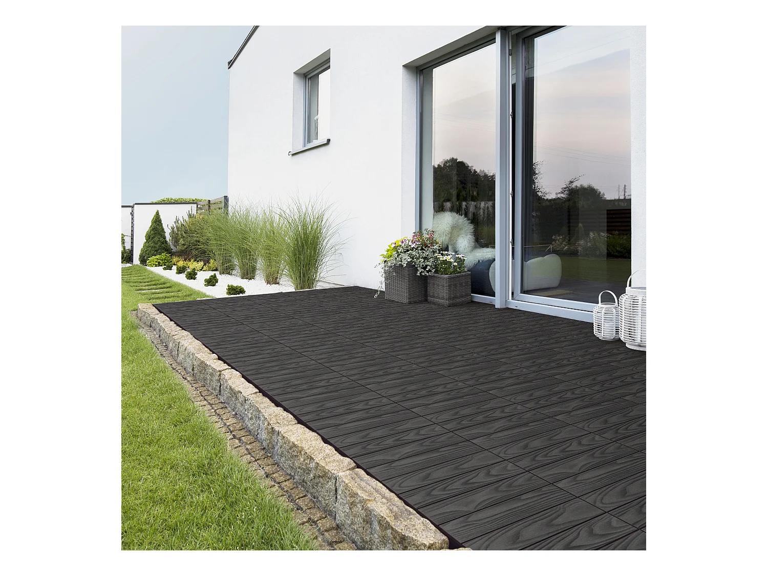 Dalles de terrasse WPC 30x30cm 11 pièces 1m² anthracite aspect bois avec système clipsable drainage antidérapant intérieur extérieur revêtement de sol