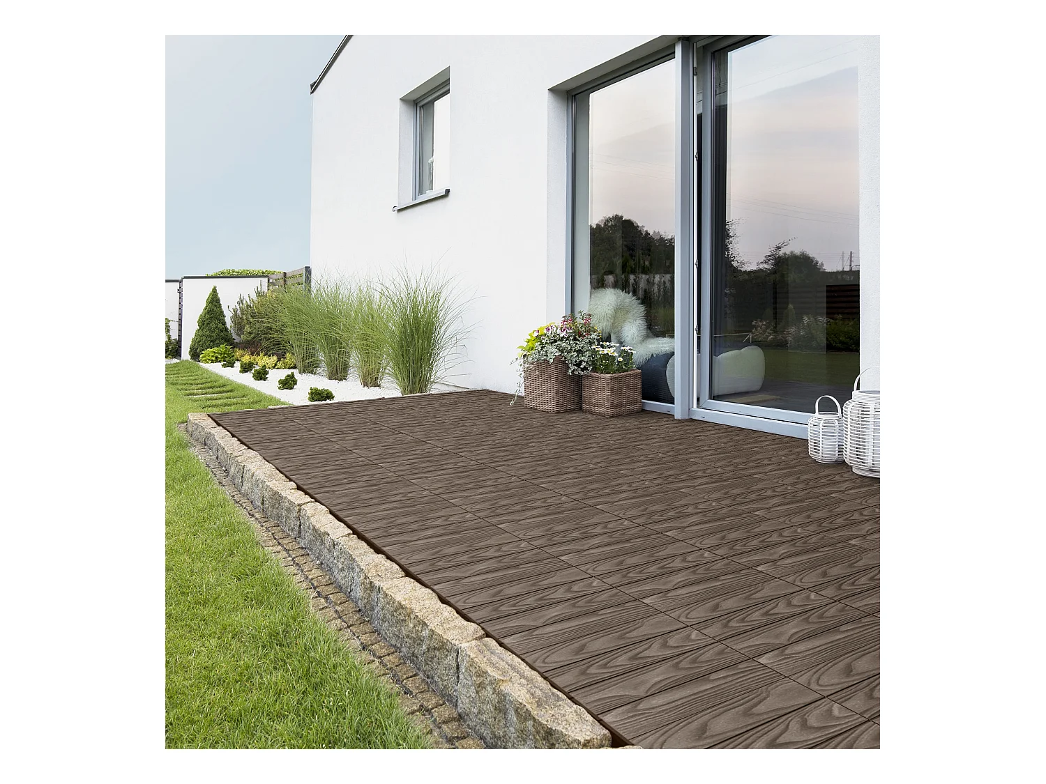 Dalles de terrasse WPC 30x30cm 44 pièces 4m² marron foncé aspect bois système clipsable drainage antidérapant intérieur extérieur revêtement de sol