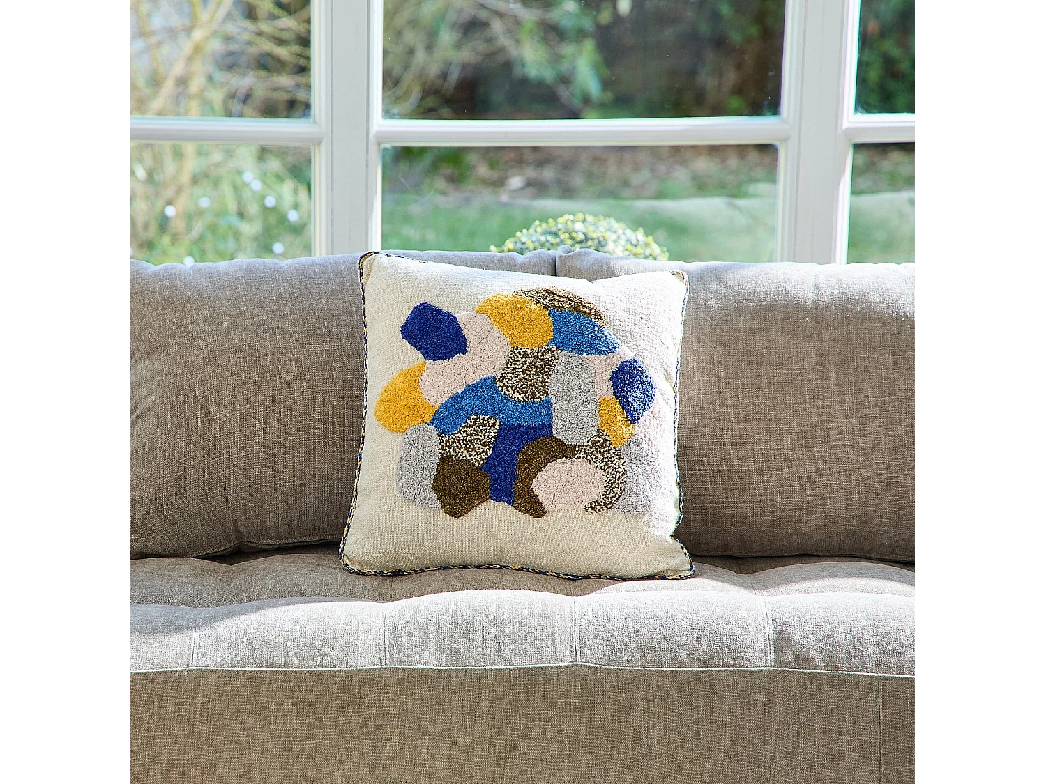 Habitat - Coussin tufté en coton - 45 x 45 cm - Vert kaki et bleu - Design by Floriane Jacques - Aubin