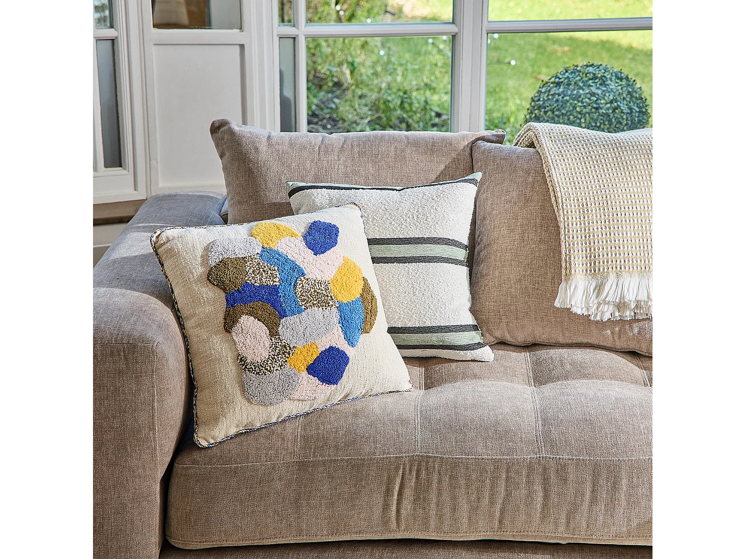 Habitat - Coussin tufté en coton - 45 x 45 cm - Vert kaki et bleu - Design by Floriane Jacques - Aubin