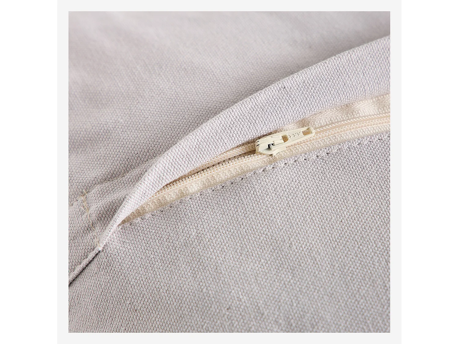 Habitat - Coussin tufté en coton - 45 x 45 cm - Vert kaki et bleu - Design by Floriane Jacques - Aubin