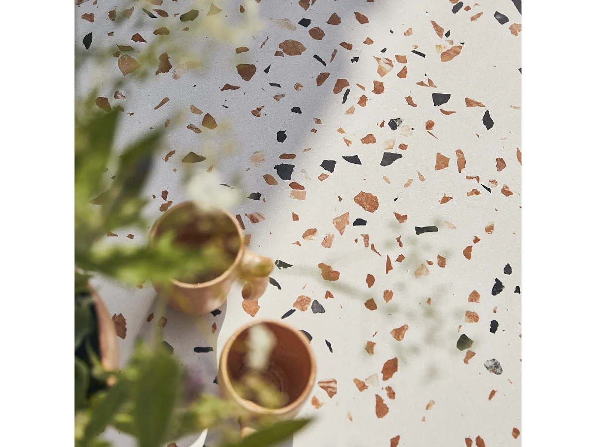 Tavolo da giardino rotondo in battuto di terrazzo premium e metallo Elio brown da 90 cm