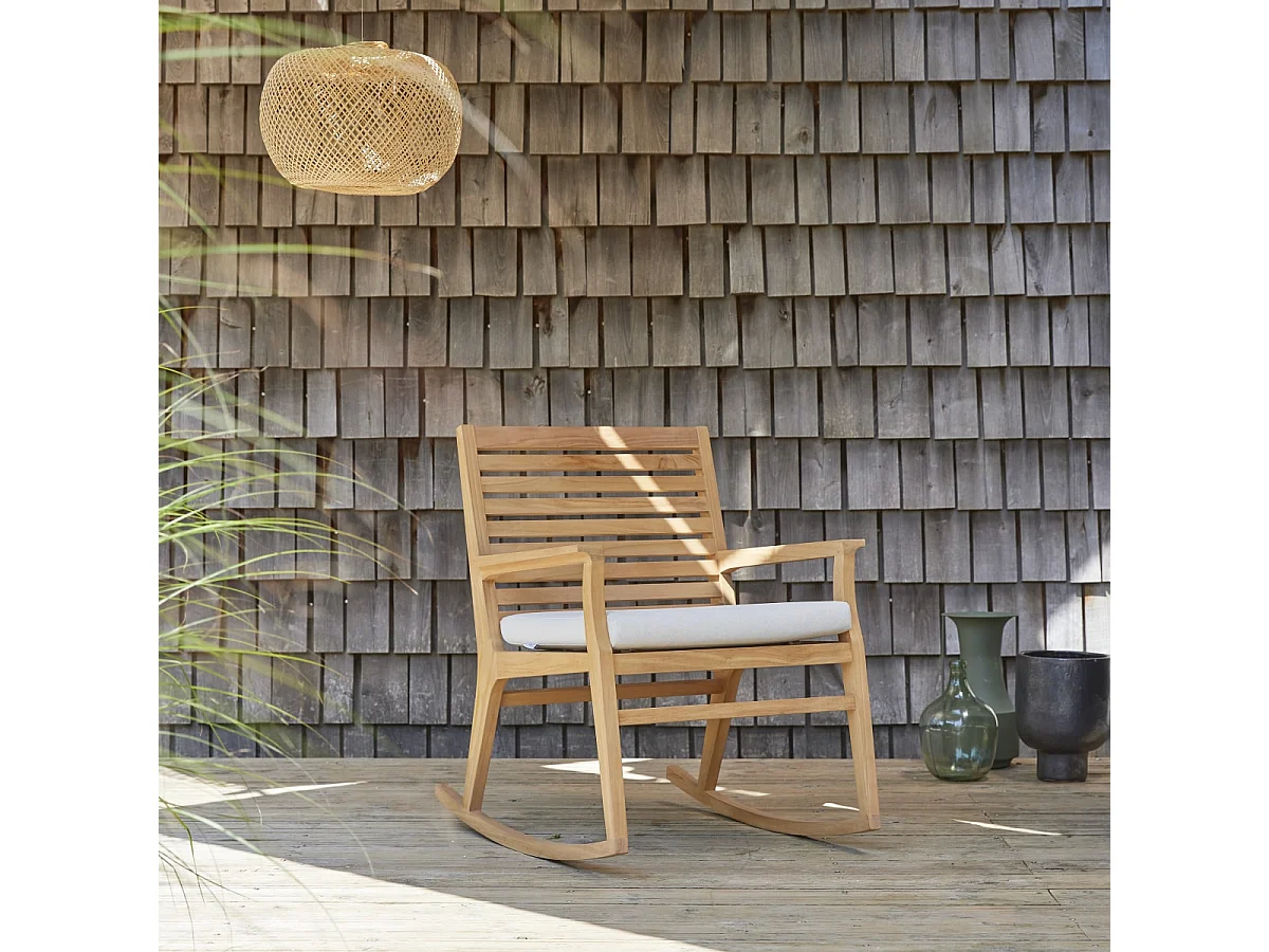 Outdoor Schaukelstuhl Leni aus massivem Teakholz