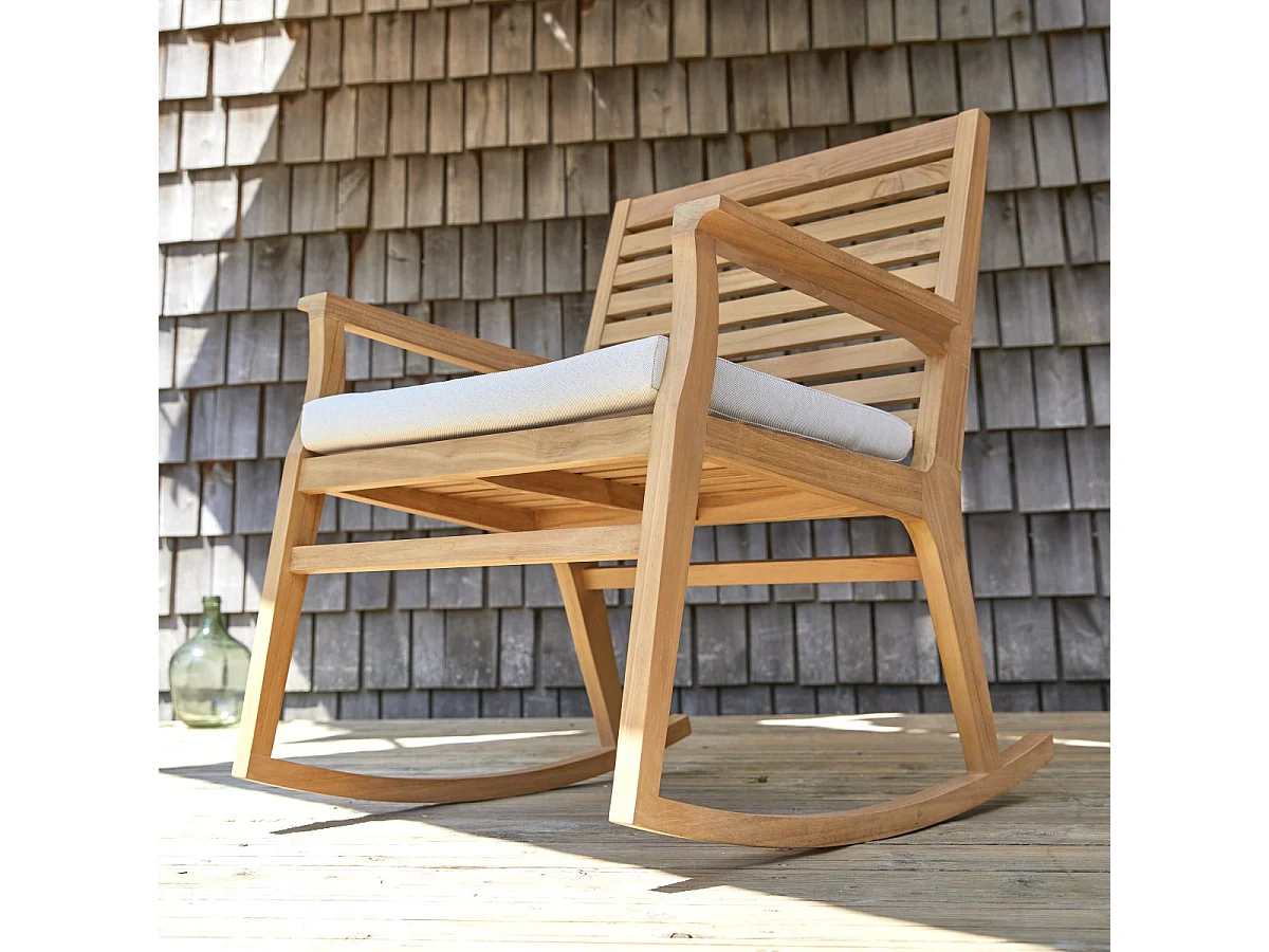 Outdoor Schaukelstuhl Leni aus massivem Teakholz