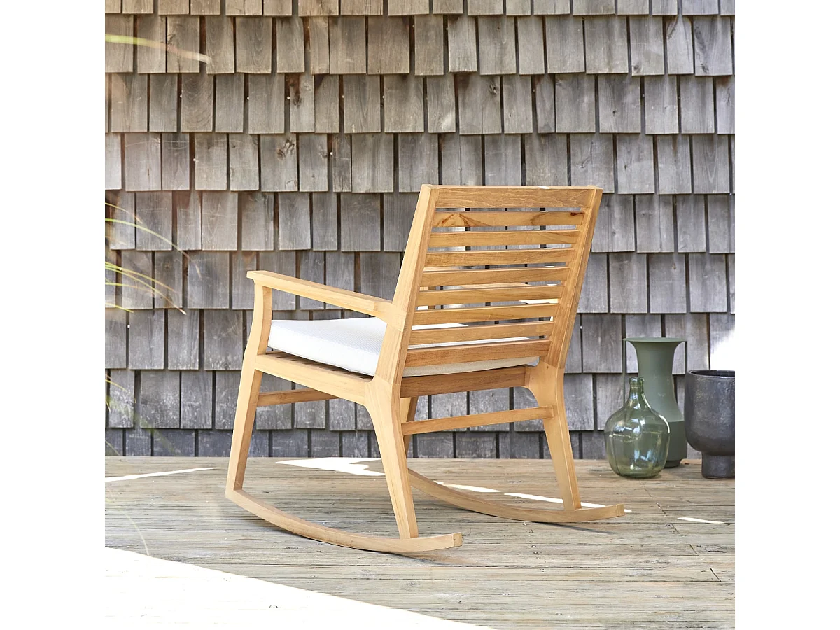 Outdoor Schaukelstuhl Leni aus massivem Teakholz