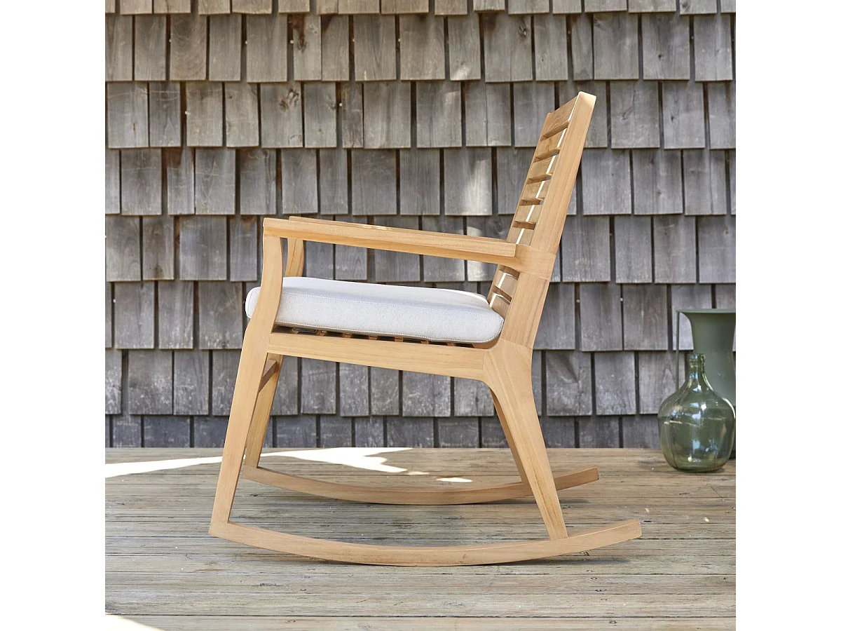 Outdoor Schaukelstuhl Leni aus massivem Teakholz