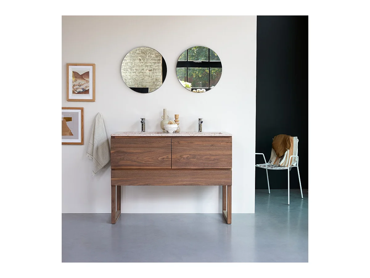 Badezimmerschrank aus massivem Nussbaumholz und rosa Premium-Terrazzo Edga