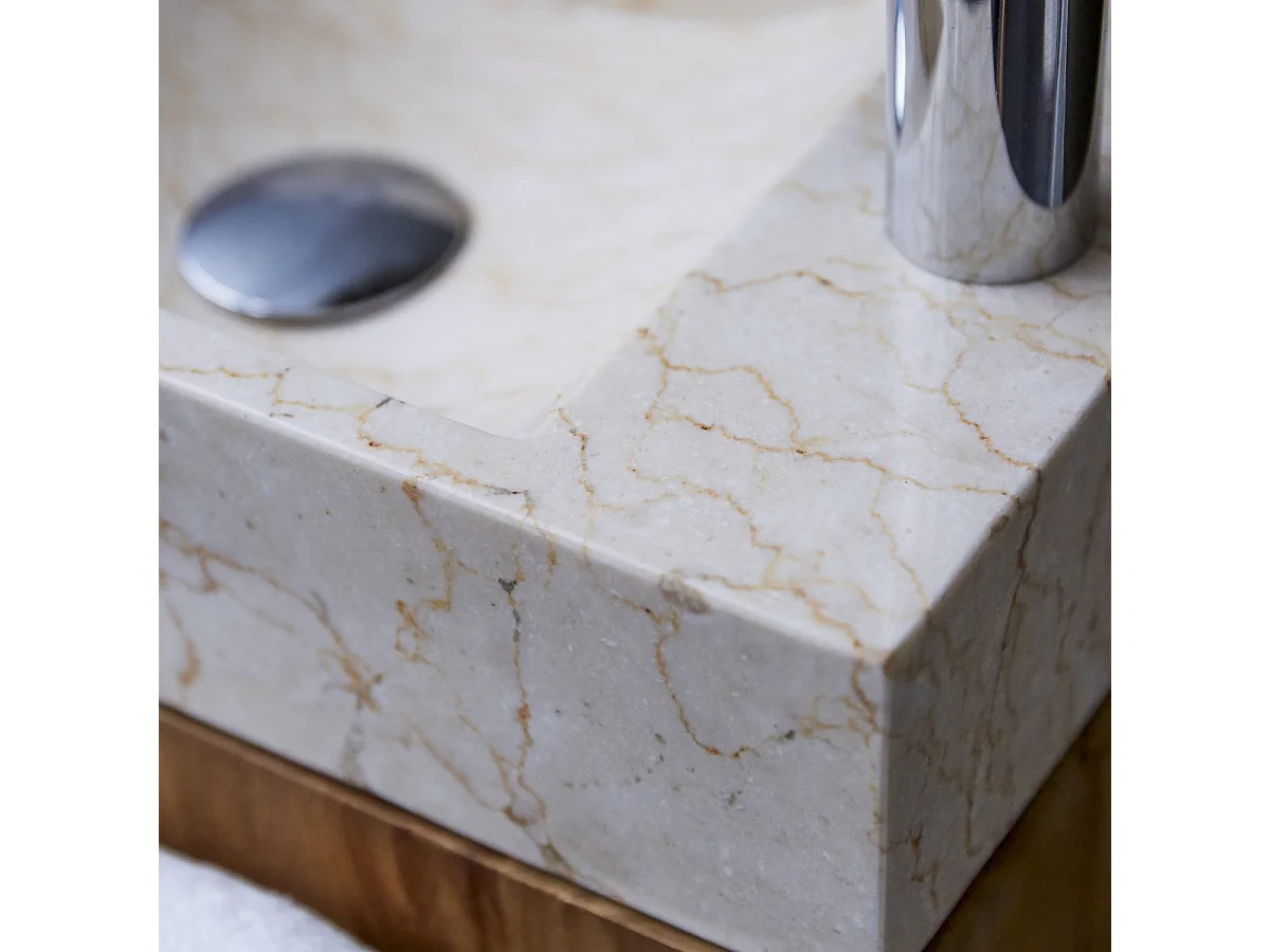 Badunterschrank hängend aus Teakholz mit cremefarbenem Marmorwaschbecken Stelle