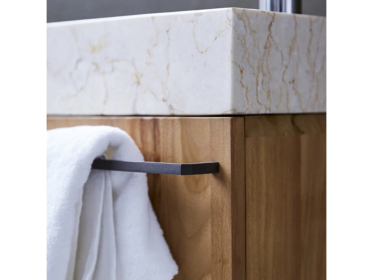 Badunterschrank hängend aus Teakholz mit cremefarbenem Marmorwaschbecken Stelle