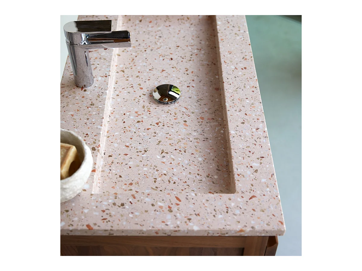 Badezimmerschrank aus Nussbaum massiv und rosa Premium-Terrazzo Edgar 80