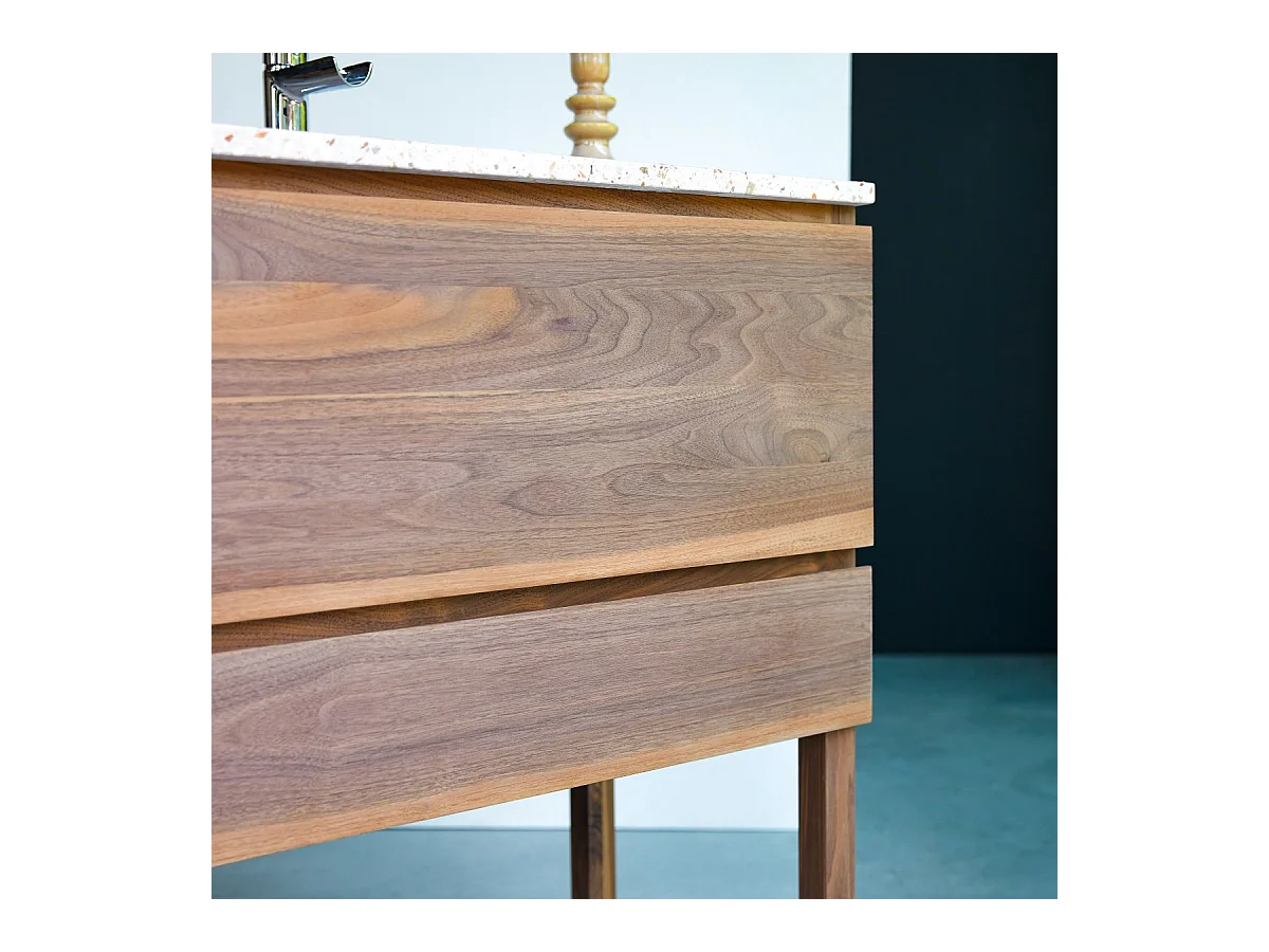 Badezimmerschrank aus Nussbaum massiv und rosa Premium-Terrazzo Edgar 80