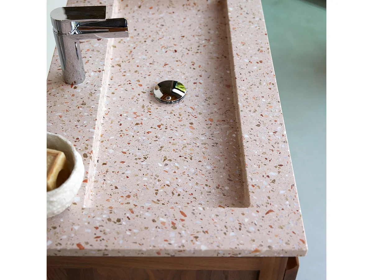 Badezimmerschrank aus Nussbaum massiv und rosa Premium-Terrazzo Edgar 80