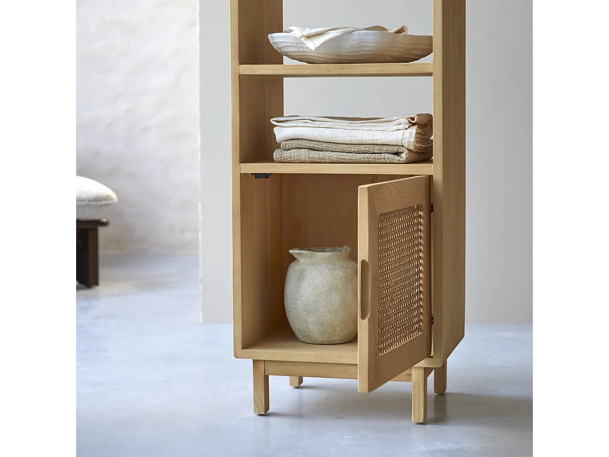 Hoher Bücherschrank Luis aus Ulmenholz und Rattangeflecht