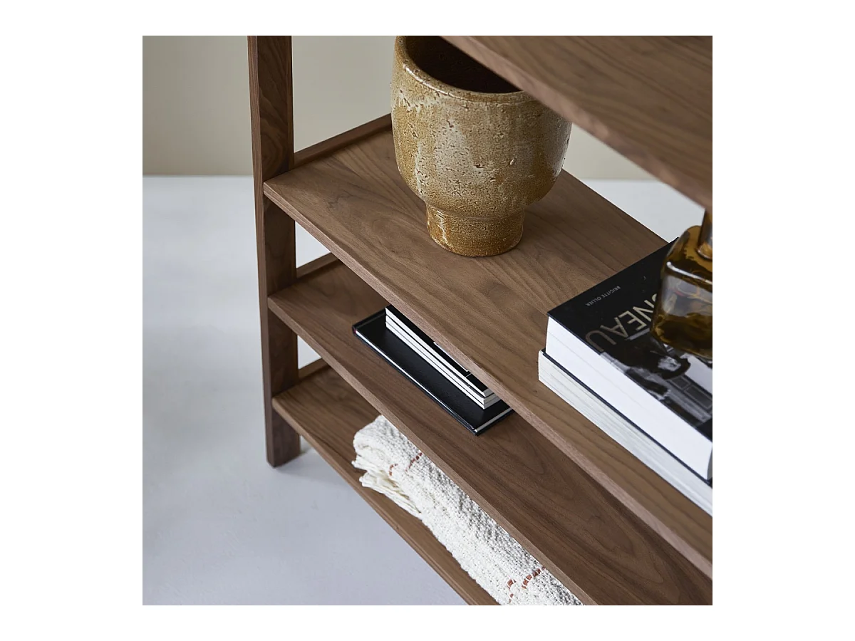 Bücherregal Esmée aus Nussbaumholz 110x105