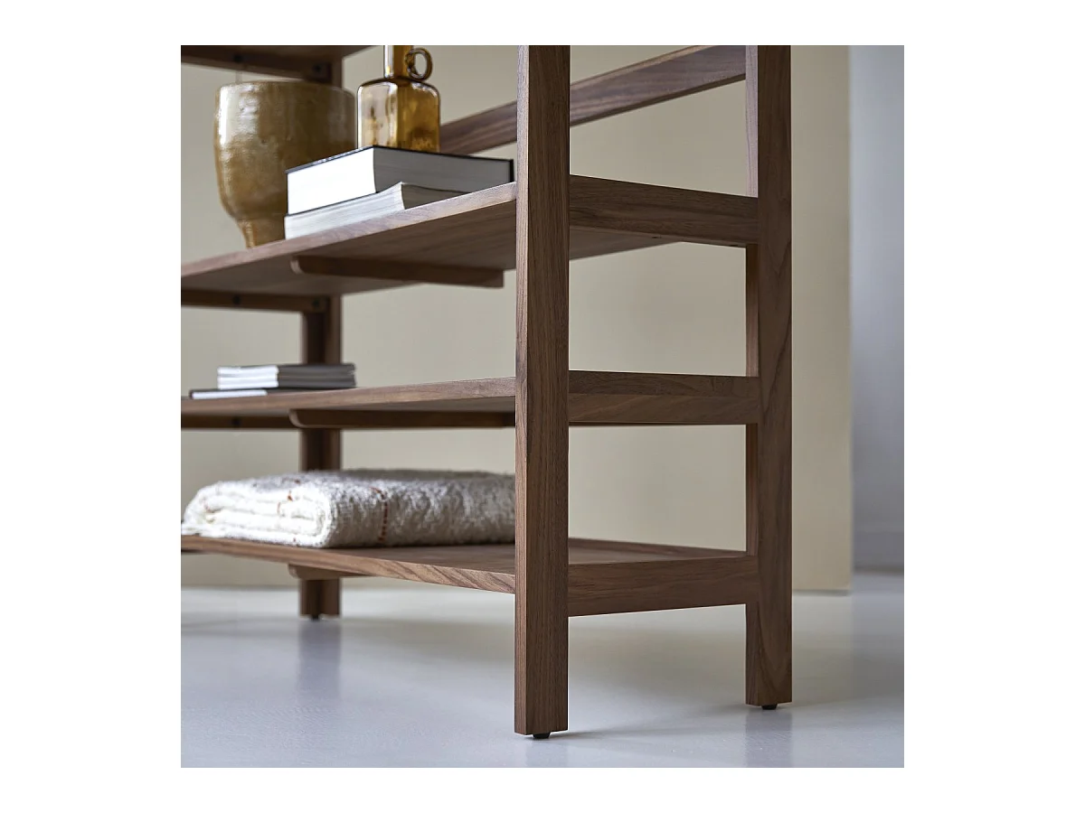 Bücherregal Esmée aus Nussbaumholz 110x105