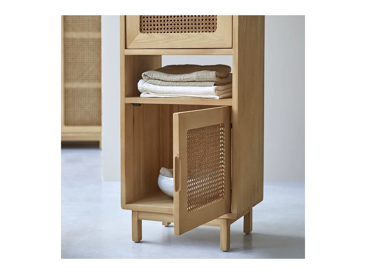 Niedriger Bücherschrank Luis aus massivem Ulmenholz und Rattangeflecht