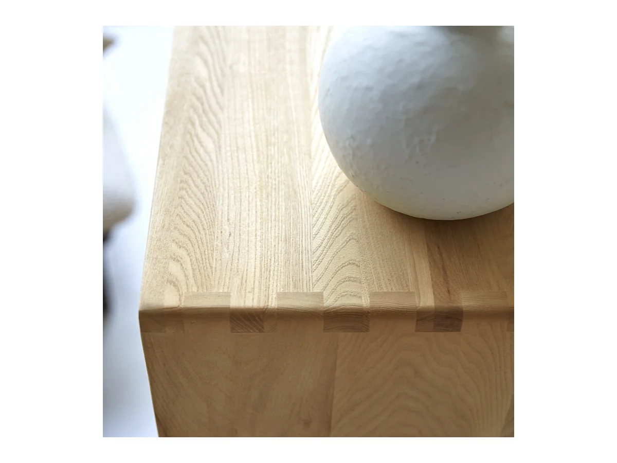 Niedriger Bücherschrank Luis aus massivem Ulmenholz und Rattangeflecht