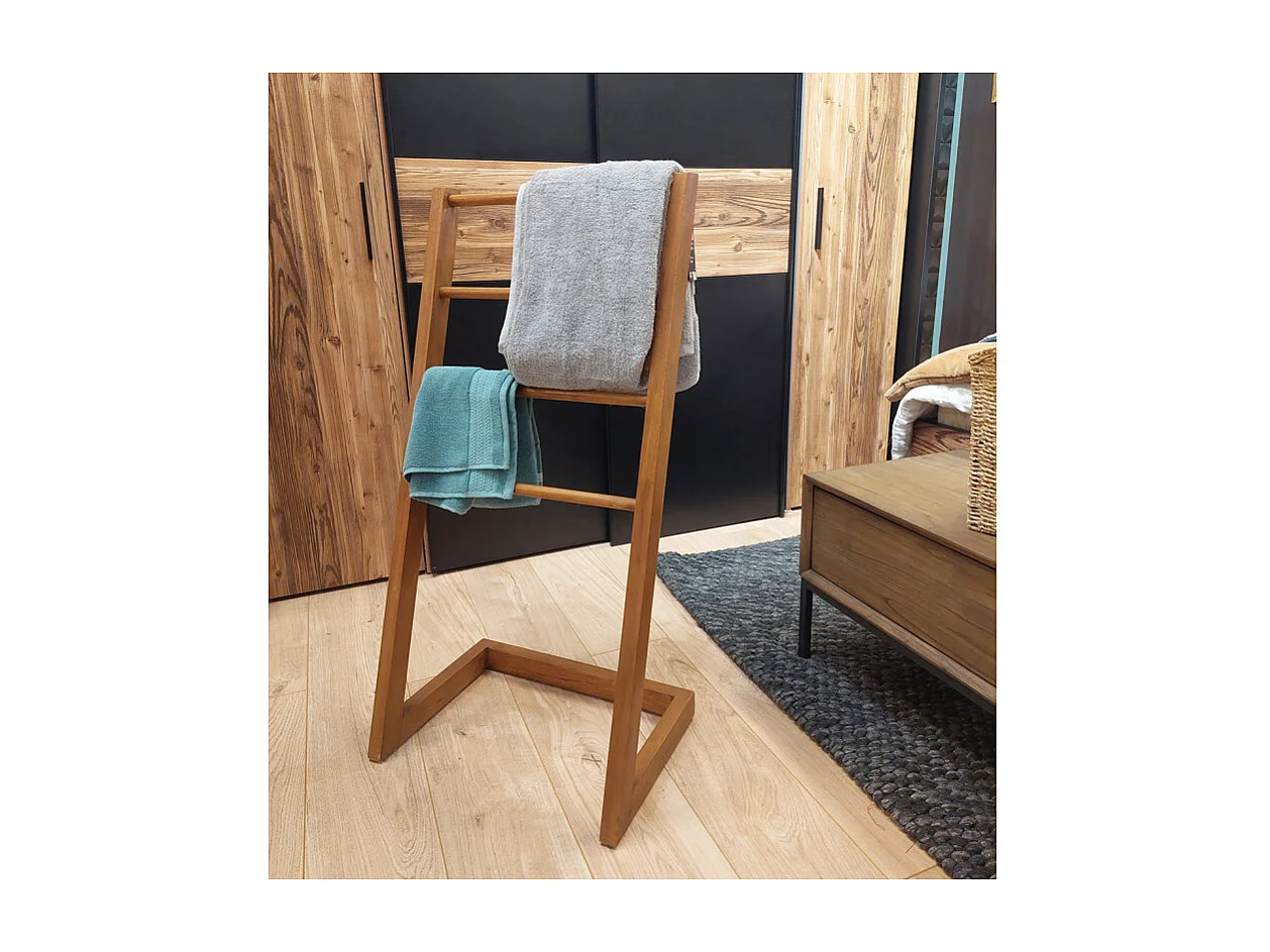 Porte serviettes autoportant H. 100 cm en bois de teck vernis – ANYA