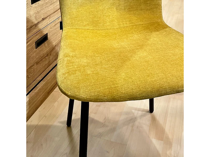 Lot de 4 chaises de repas en tissu jaune et pieds métal noir – ASTRID