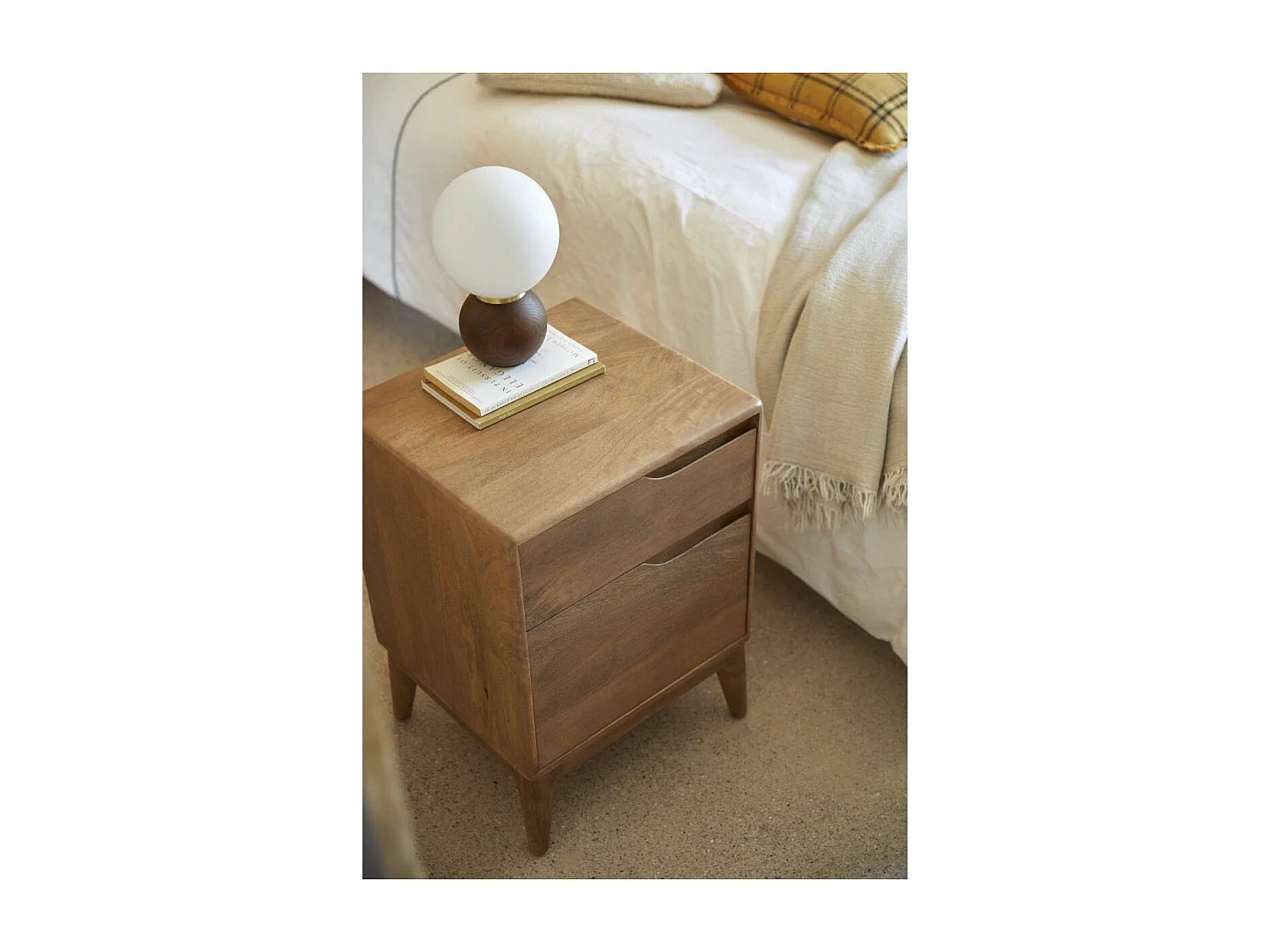 Nachttisch Gabrielle aus massivem Mangoholz