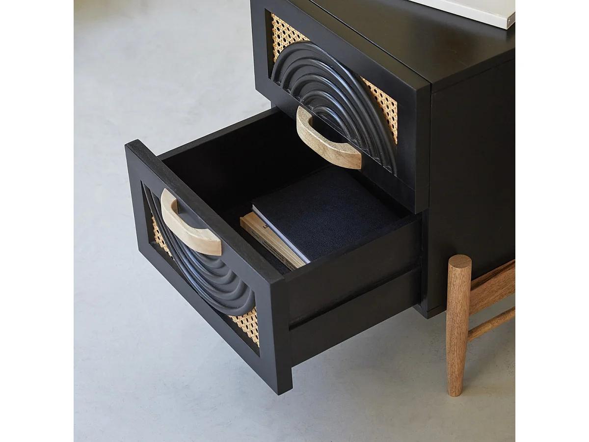 Nachttisch Sina aus massivem Mangoholz in Schwarz und Rattan