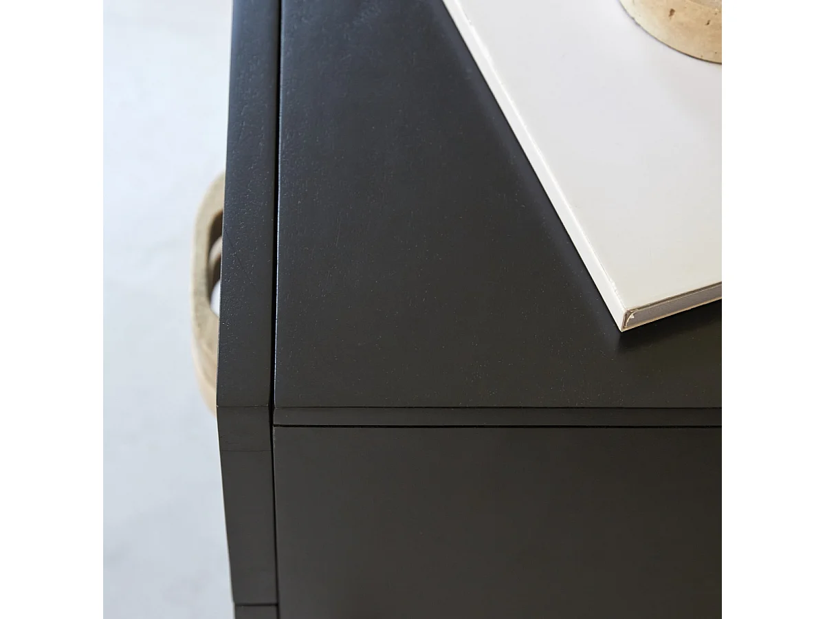 Nachttisch Sina aus massivem Mangoholz in Schwarz und Rattan