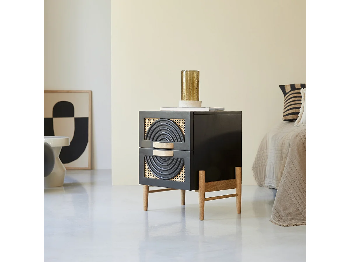 Nachttisch Sina aus massivem Mangoholz in Schwarz und Rattan