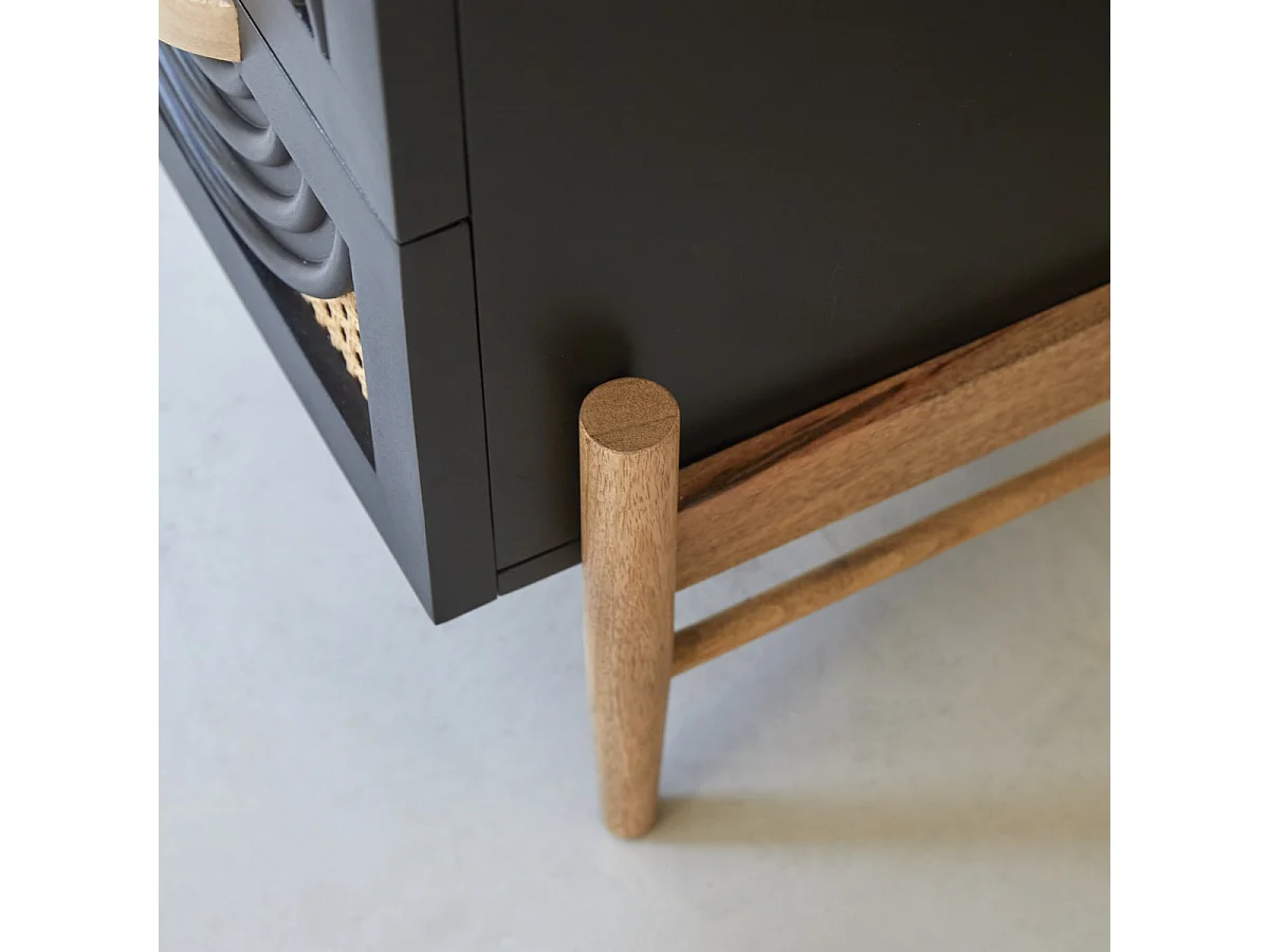 Nachttisch Sina aus massivem Mangoholz in Schwarz und Rattan