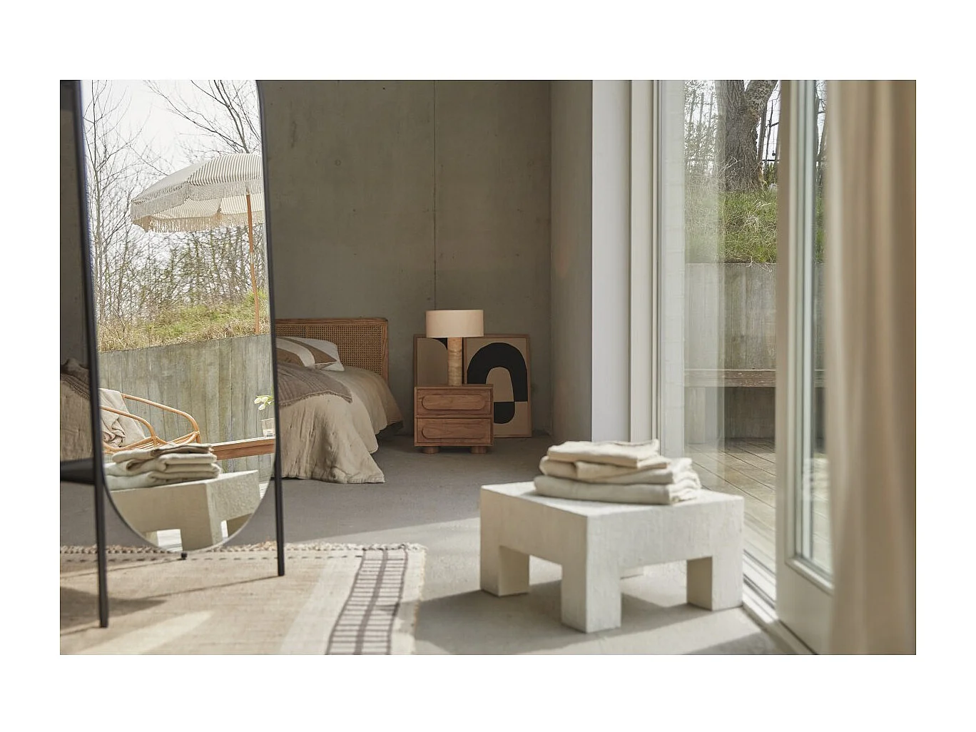 Comodino in legno di acacia Olga a 2 cassetti