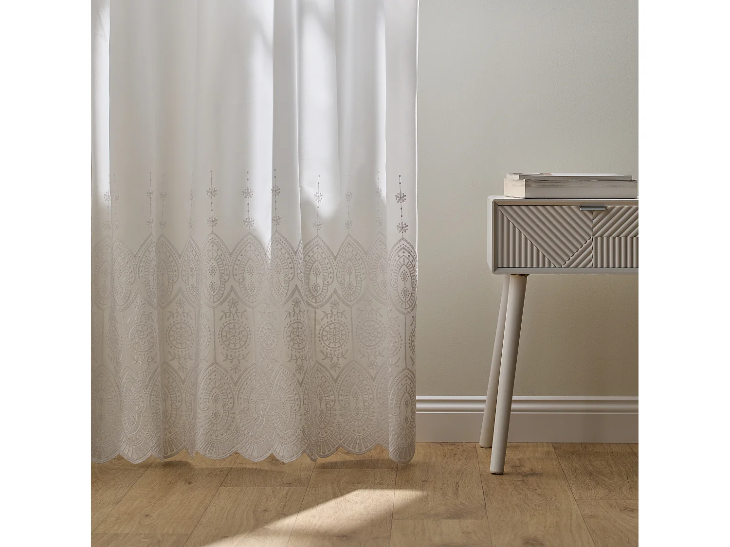 RIDEAU BRODÉ Charlote Blanc Moyen 140 x 250