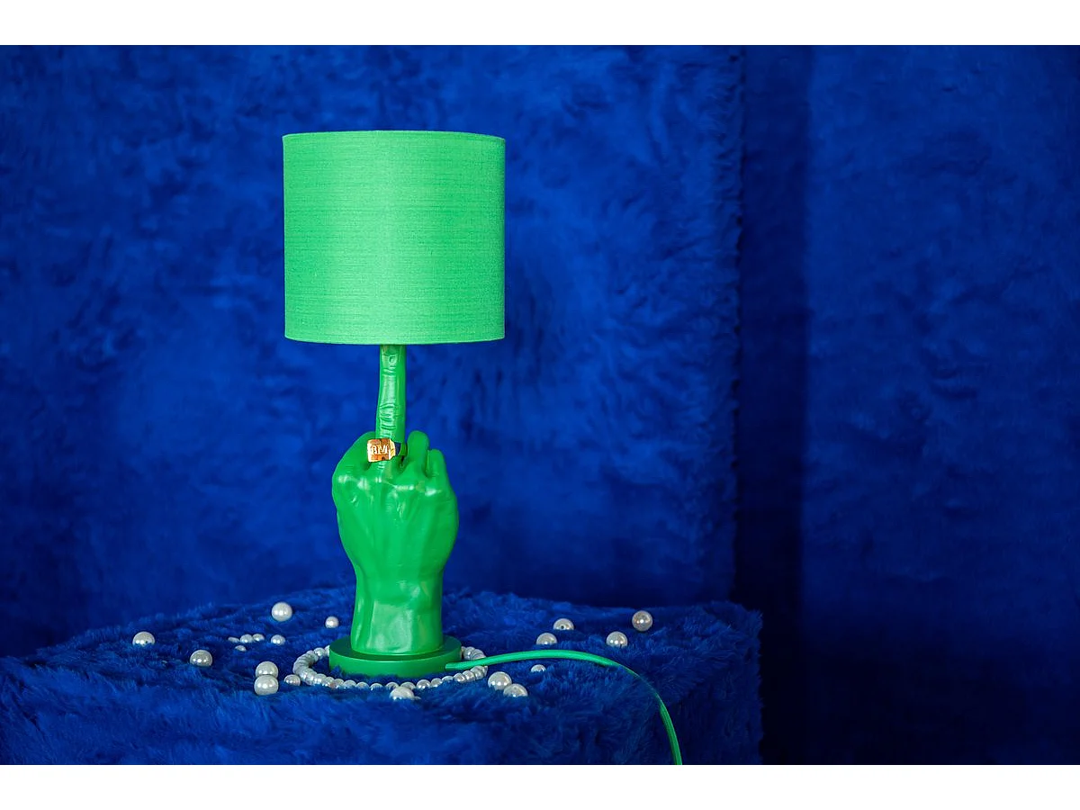 Lampe verte culottée,