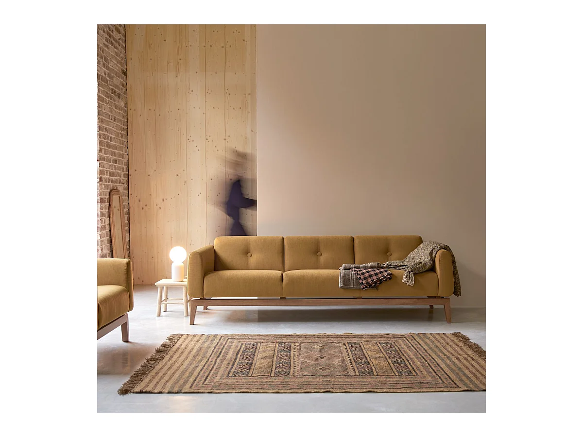 3-Sitzer-Sofa Bjorn mit massivem Eichenholzgestell und senffarbenem Stoffbezug ,3-Sitzer