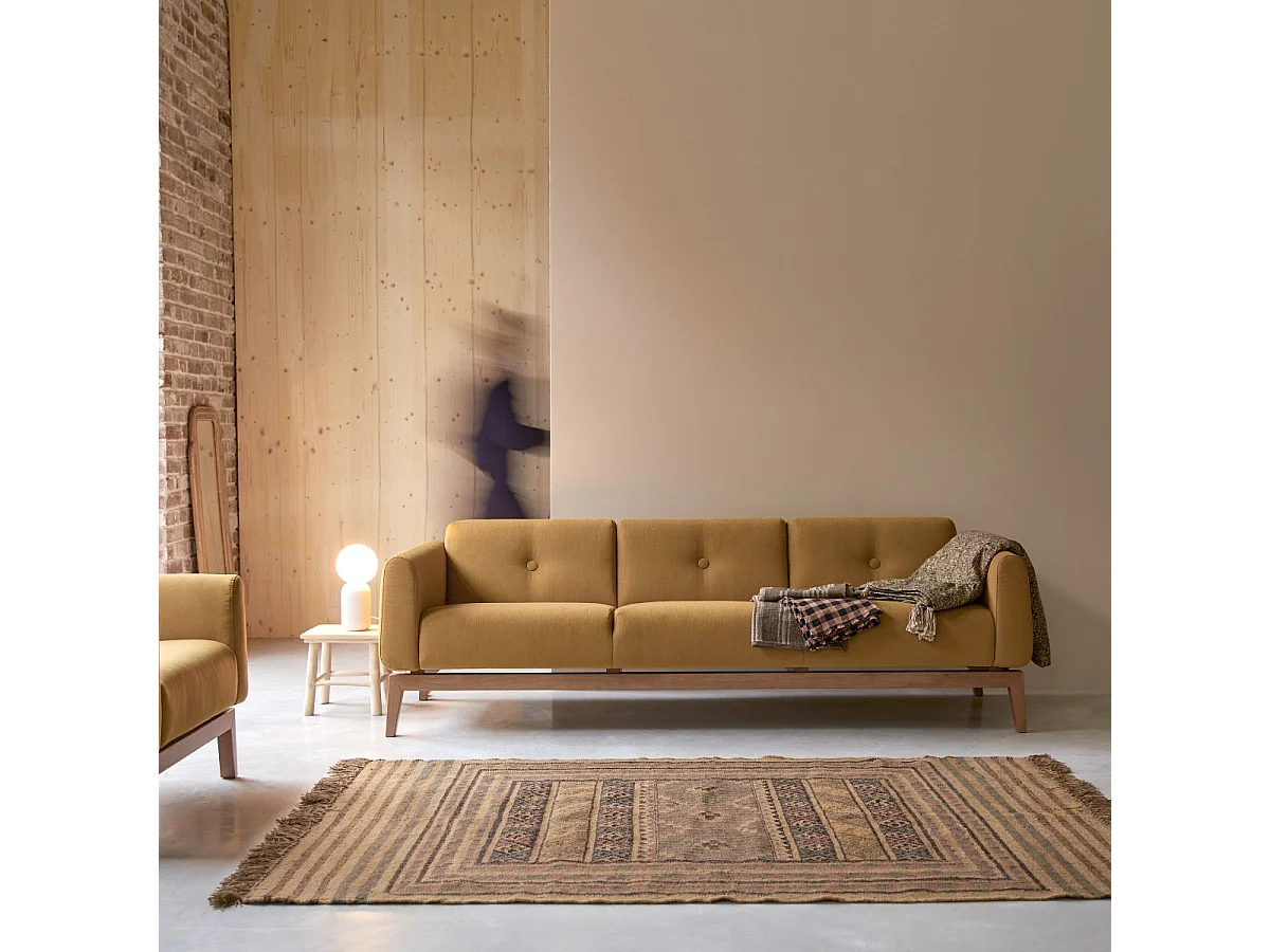 3-Sitzer-Sofa Bjorn mit massivem Eichenholzgestell und senffarbenem Stoffbezug ,3-Sitzer