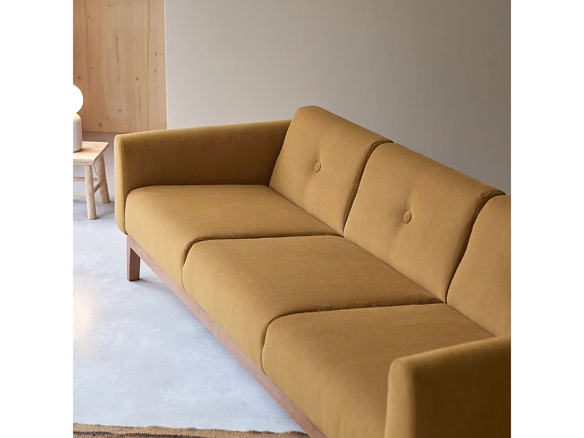 3-Sitzer-Sofa Bjorn mit massivem Eichenholzgestell und senffarbenem Stoffbezug ,3-Sitzer