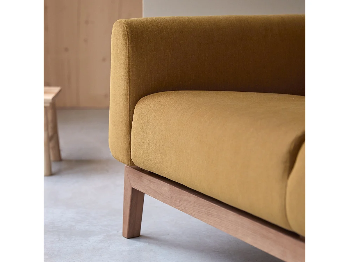 3-Sitzer-Sofa Bjorn mit massivem Eichenholzgestell und senffarbenem Stoffbezug ,3-Sitzer