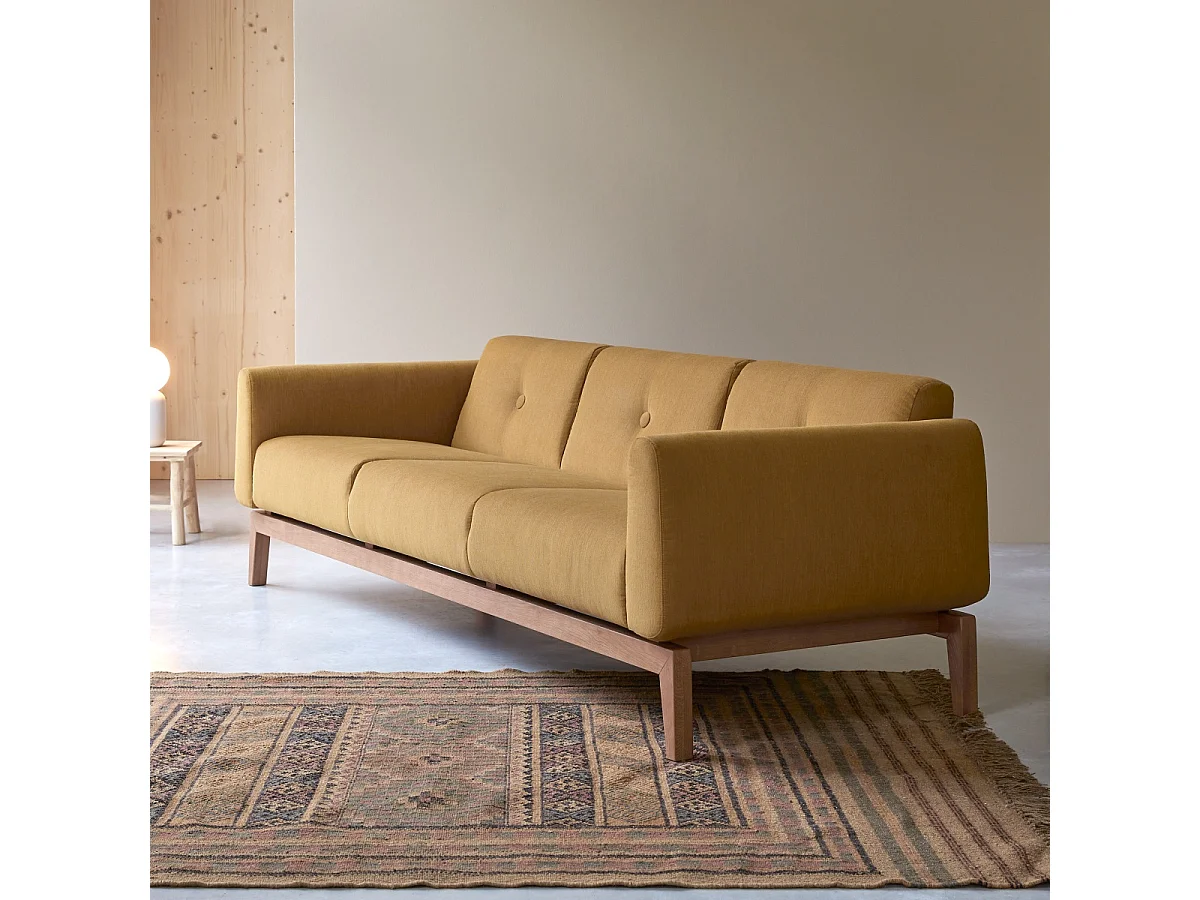 3-Sitzer-Sofa Bjorn mit massivem Eichenholzgestell und senffarbenem Stoffbezug ,3-Sitzer