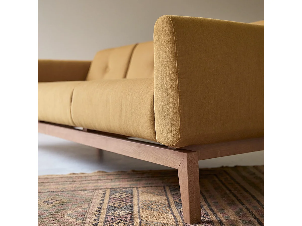 3-Sitzer-Sofa Bjorn mit massivem Eichenholzgestell und senffarbenem Stoffbezug ,3-Sitzer