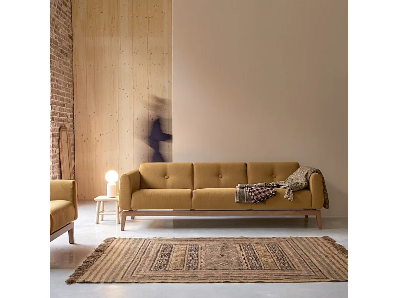 3-Sitzer-Sofa Bjorn mit massivem Eichenholzgestell und senffarbenem Stoffbezug ,3-Sitzer