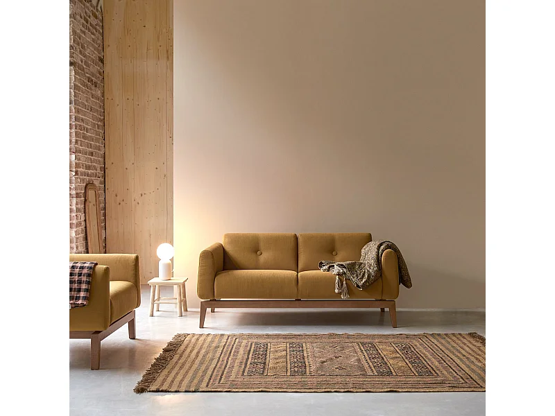 2-Sitzer-Sofa Bjorn mit massivem Eichenholzrahmen und senffarbenem Stoffbezug ,2-Sitzer