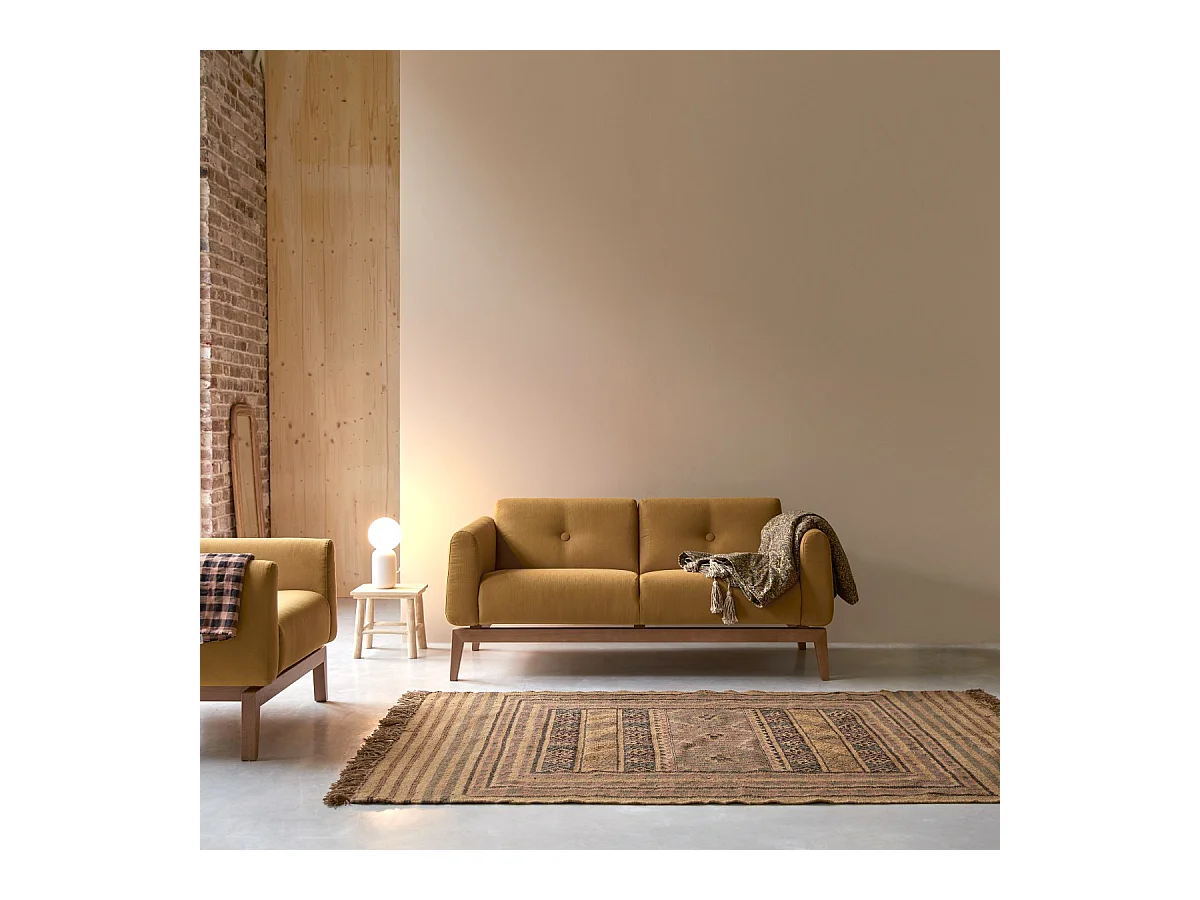 2-Sitzer-Sofa Bjorn mit massivem Eichenholzrahmen und senffarbenem Stoffbezug ,2-Sitzer