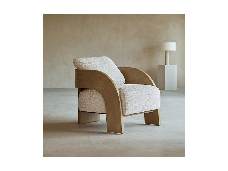 Poltrona in legno massello di mindi con tessuto bouclé écru Boti, 1 posto