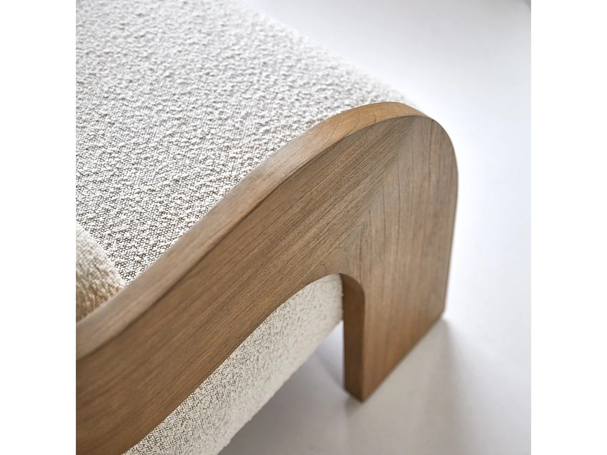 Poltrona in legno massello di mindi con tessuto bouclé écru Boti, 1 posto