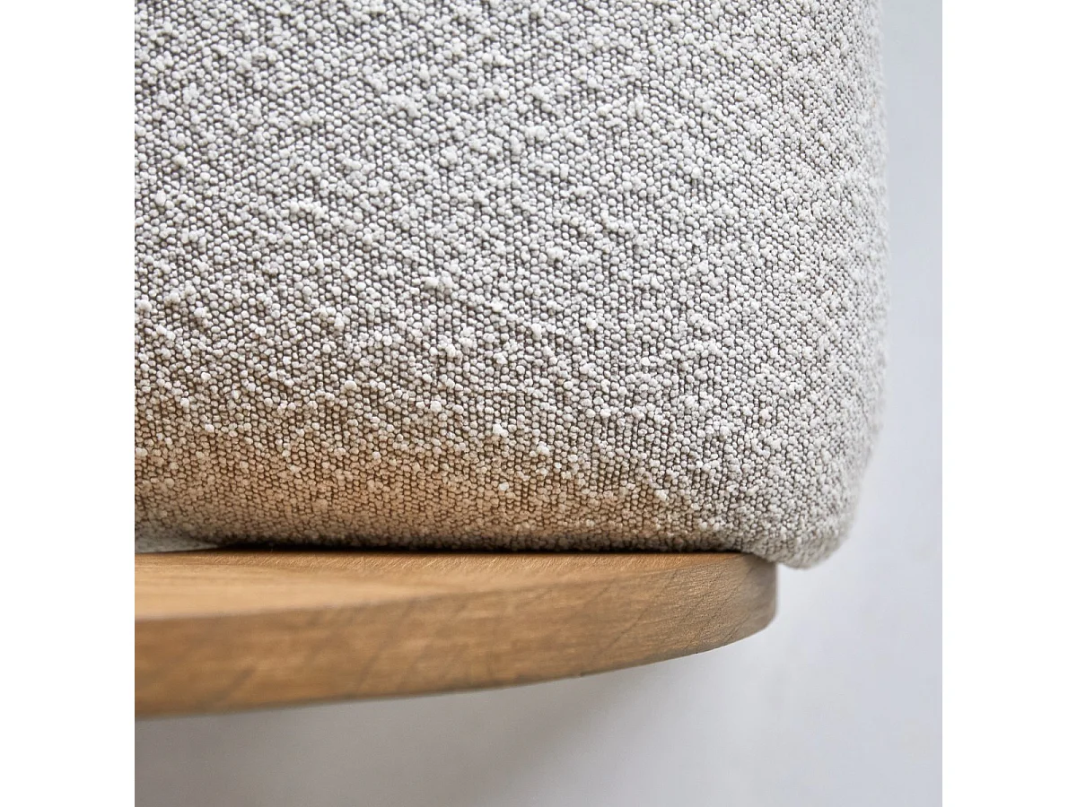 Poltrona in legno massello di mindi con tessuto bouclé écru Boti, 1 posto