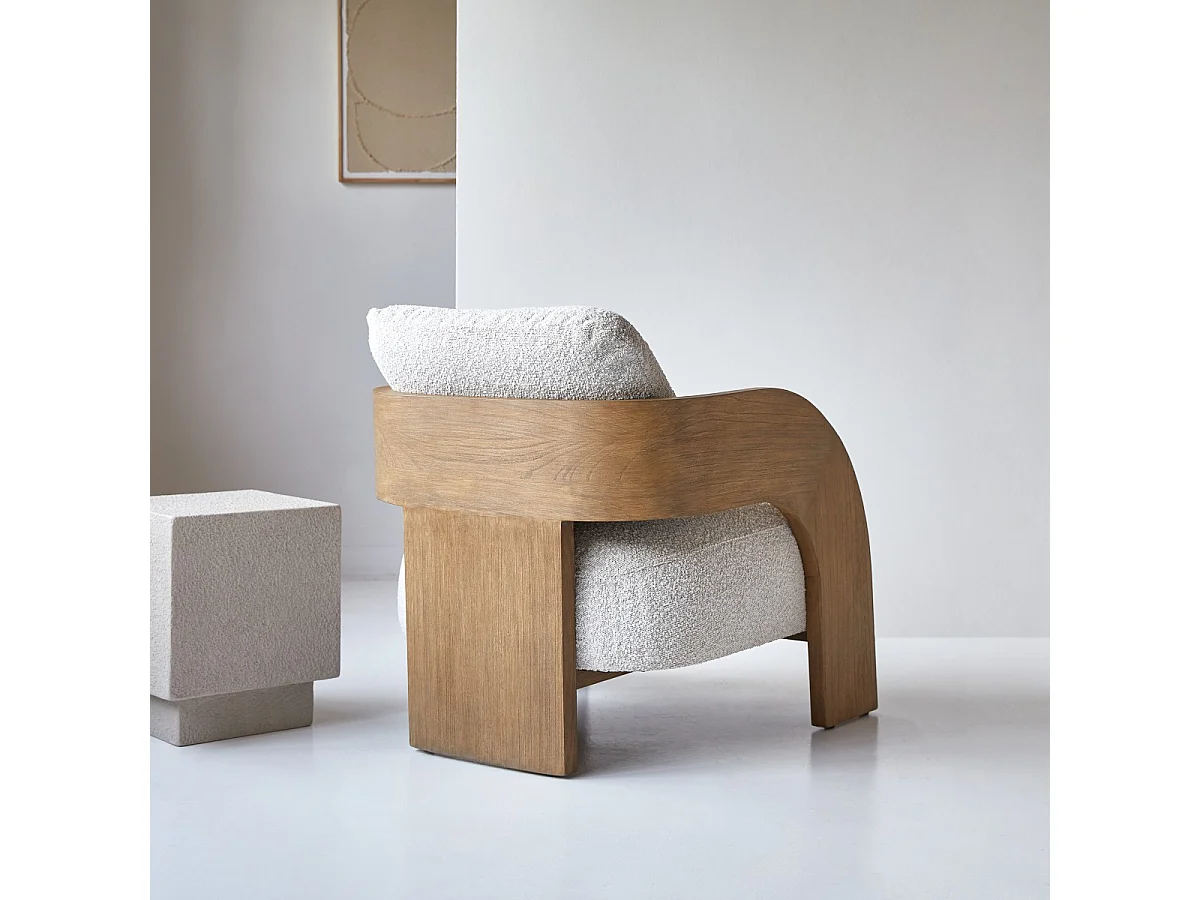 Poltrona in legno massello di mindi con tessuto bouclé écru Boti, 1 posto