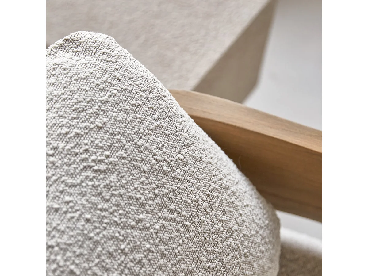 Poltrona in legno massello di mindi con tessuto bouclé écru Boti, 1 posto