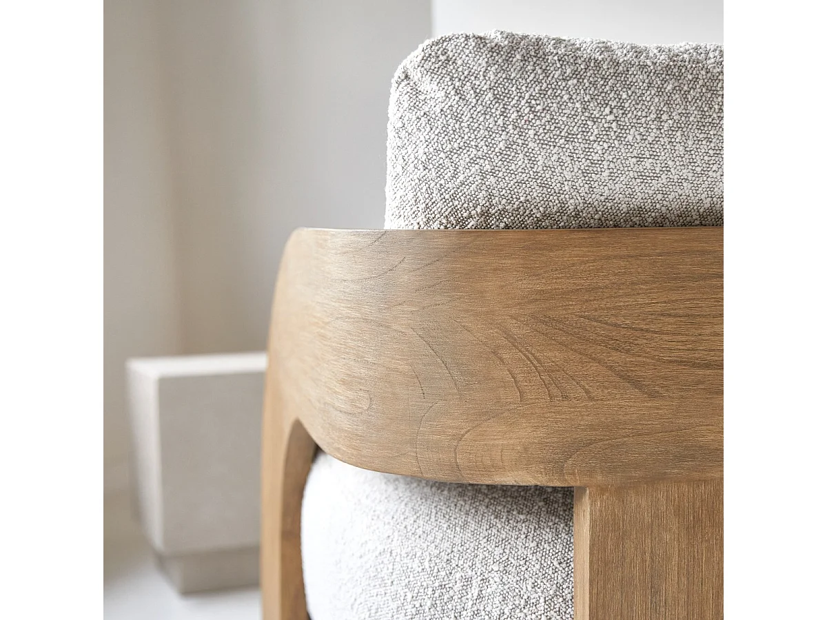 Poltrona in legno massello di mindi con tessuto bouclé écru Boti, 1 posto