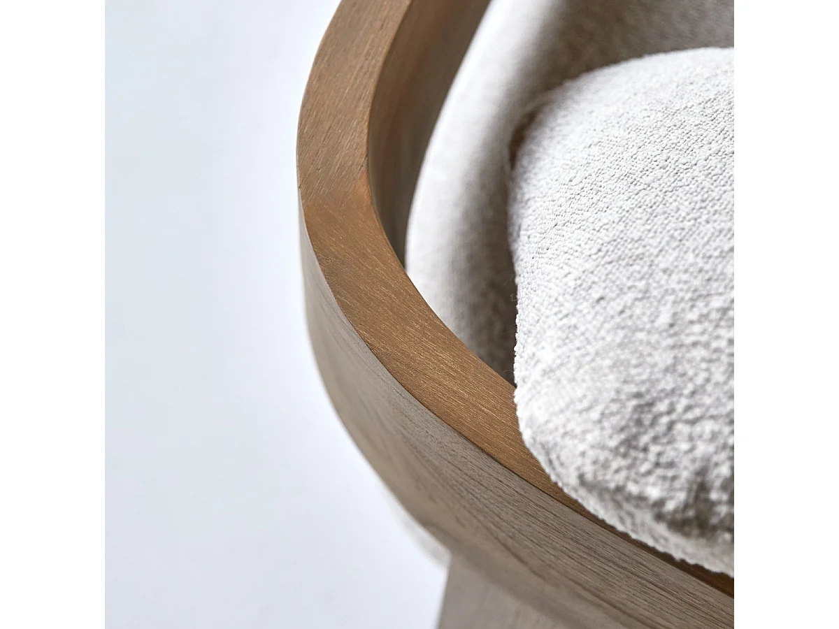 Poltrona in legno massello di mindi con tessuto bouclé écru Boti, 1 posto