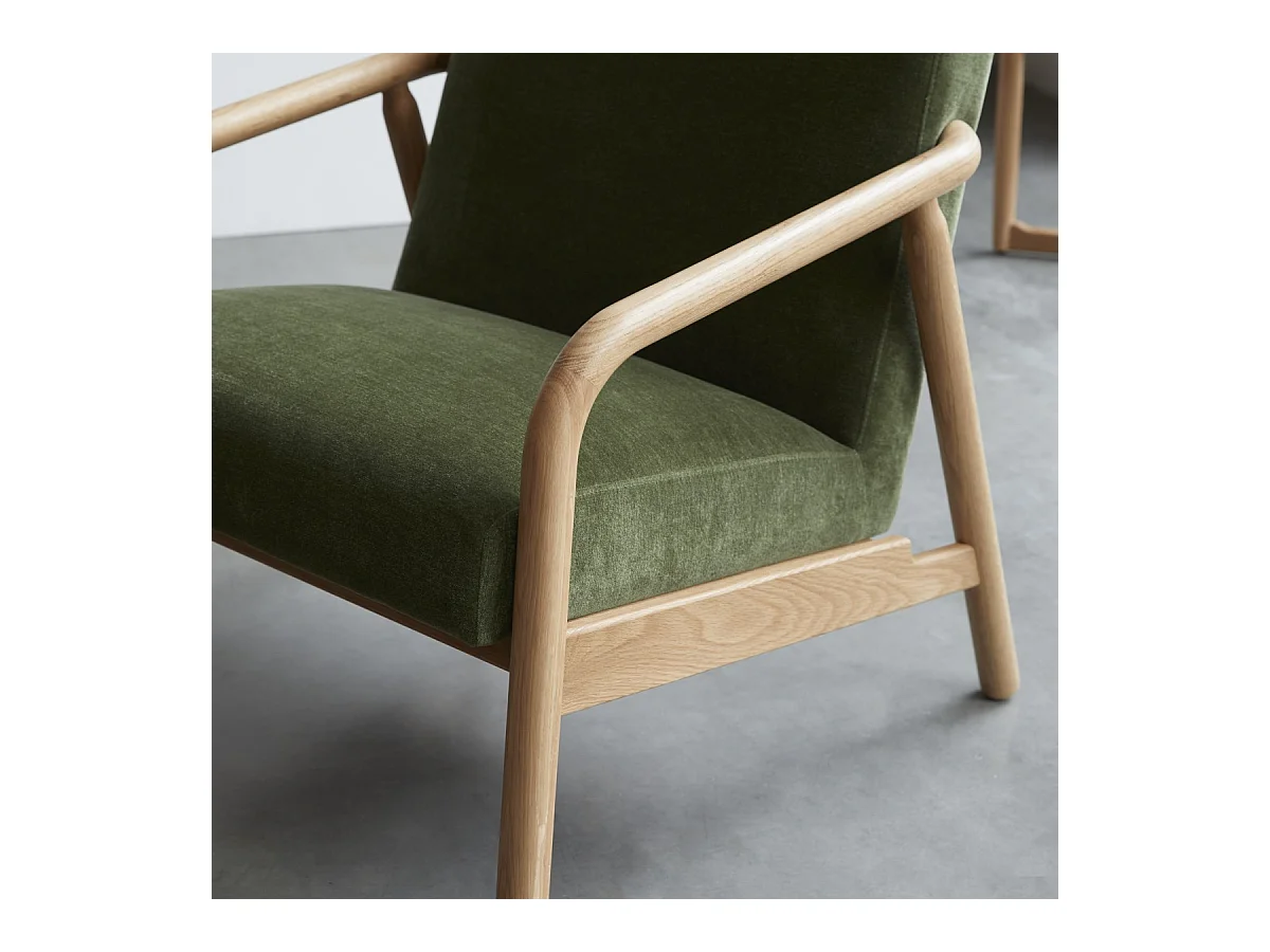 Sessel Axel aus massivem Eichenholz mit grünem Samtbezug